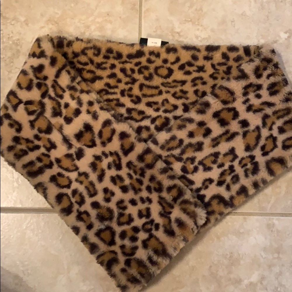 Faux fur leopard scarf.